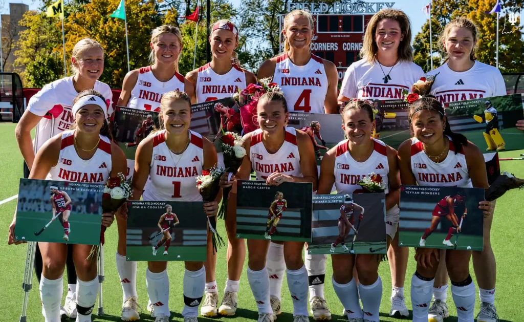 Senioren van het Indiana college field hockey team vieren hun Senior Day met bloemen en ingelijste foto's