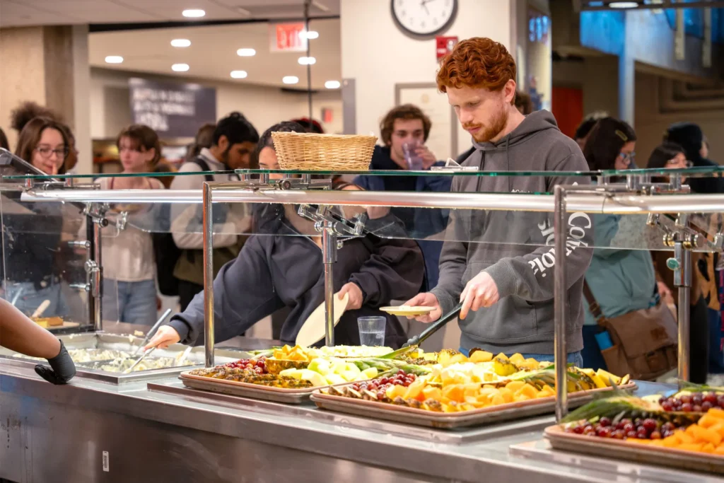 Studenten pakken eten bij het buffet in een Amerikaanse campus dining hall