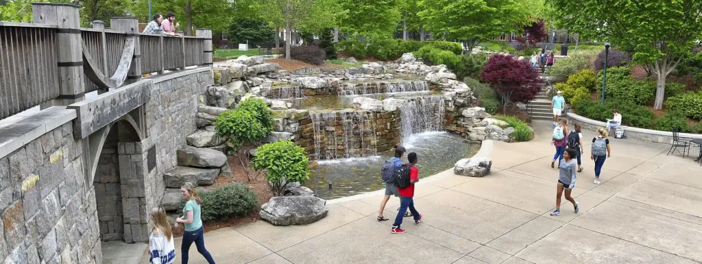 Studenten ontspannen en socializen op de campus van Berry College