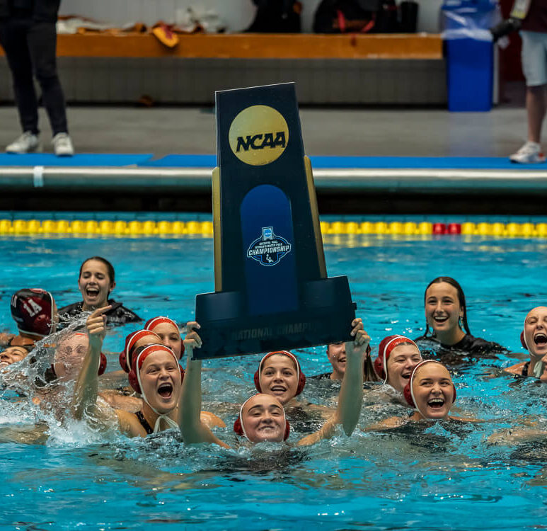 Stanford wint het NCAA waterpolo nationaal kampioenschap 2025 De dames van Stanford vieren hun overwinning met de trofee na het winnen van het NCAA waterpolo nationaal kampioenschap in 2025.
