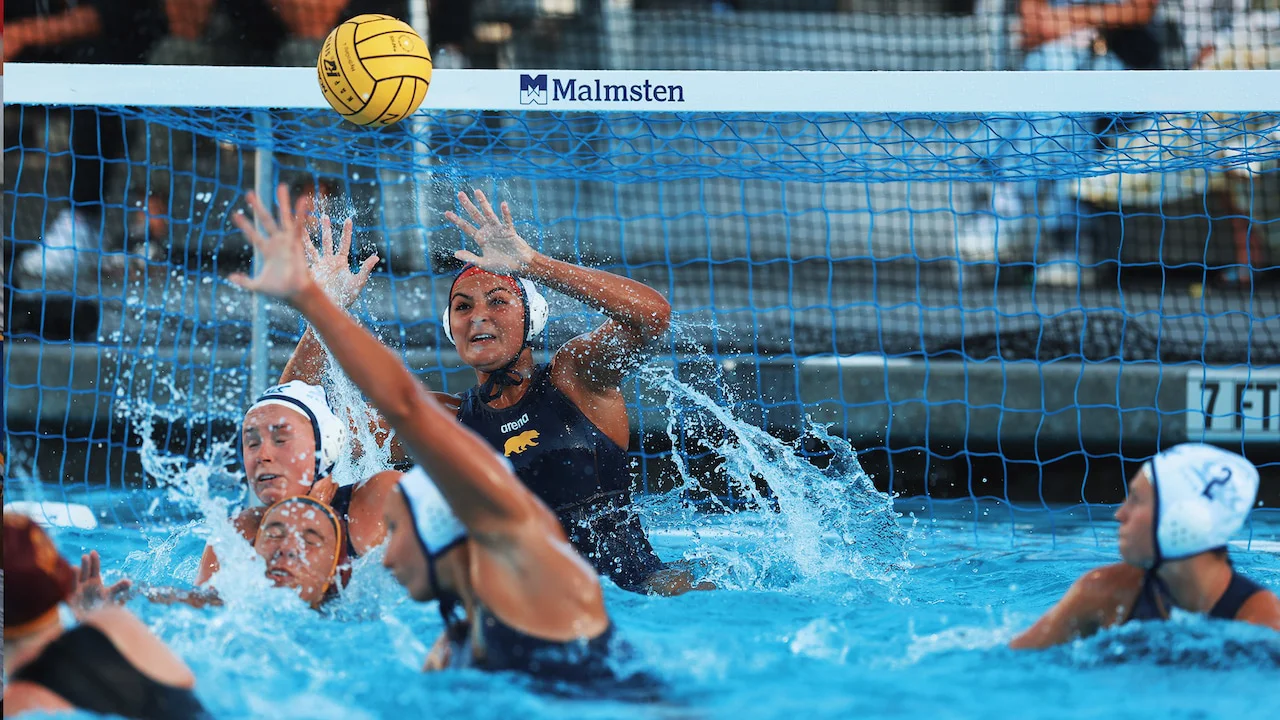 Dameswaterpolo aan een Amerikaanse universiteit Dameswaterpolosters in actie tijdens een college waterpolowedstrijd in de Verenigde Staten.