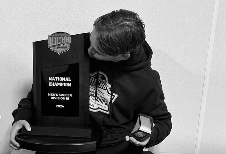 Dani Rojas met de NJCAA Division III National Championship-trofee na het winnen van de nationale voetbaltitel met Mohawk Valley Community College