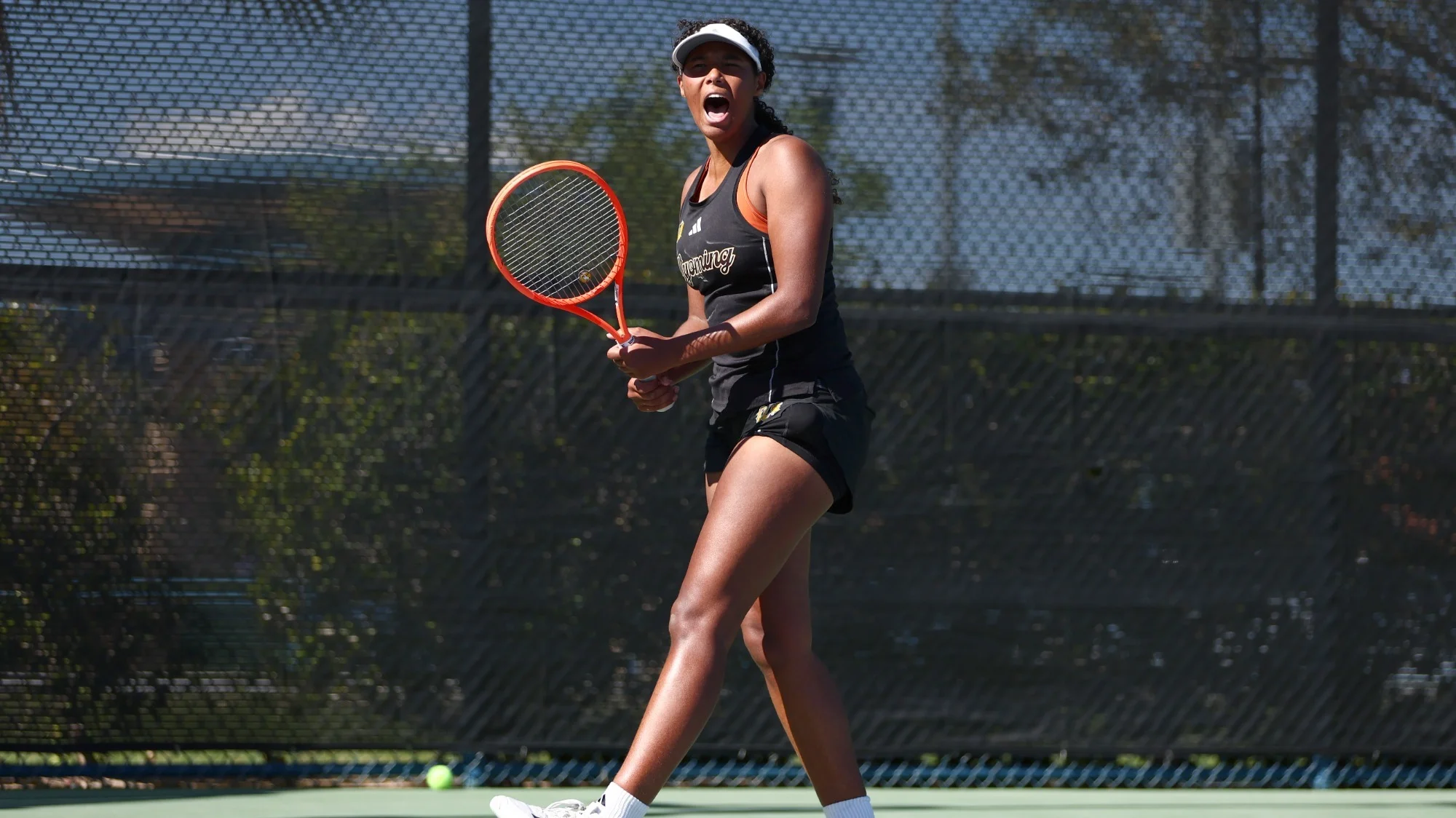 HAVO-scholier Silver Bijlsma juicht tijdens NCAA Division 1 tenniswedstrijd voor University of Wyoming via Made Scholarships.